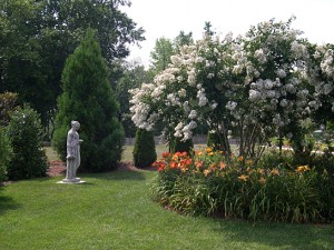 Allee end with red DL a statue