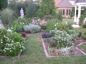 white border nstatue n parterre