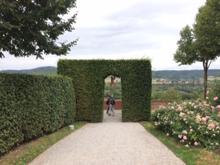 Melk arch to long walk